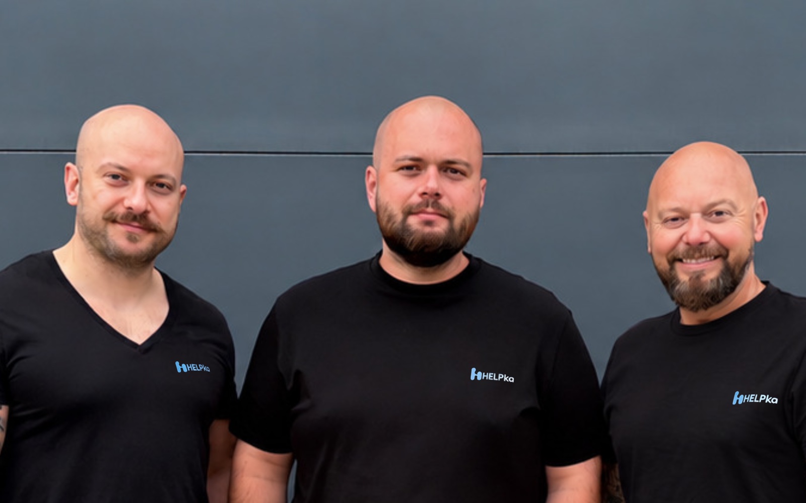 Trojčlenný tím pripravujúci HELPku v čiernych tričkách s logom HELPka.